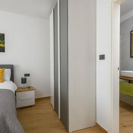 Grande, Klimatisiert Und Mit Pool In Juršići