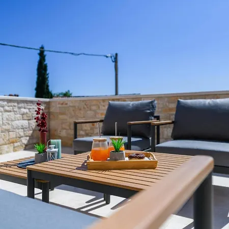 Grande, Klimatisiert Und Mit Pool In Juršići