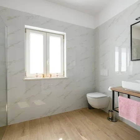 Grande, Klimatisiert Und Mit Pool In