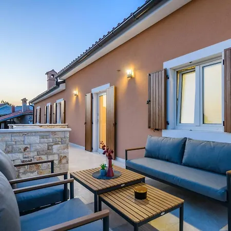 Grande, Klimatisiert Und Mit Pool In