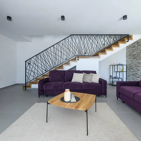 Grande, Klimatisiert Und Mit Pool In